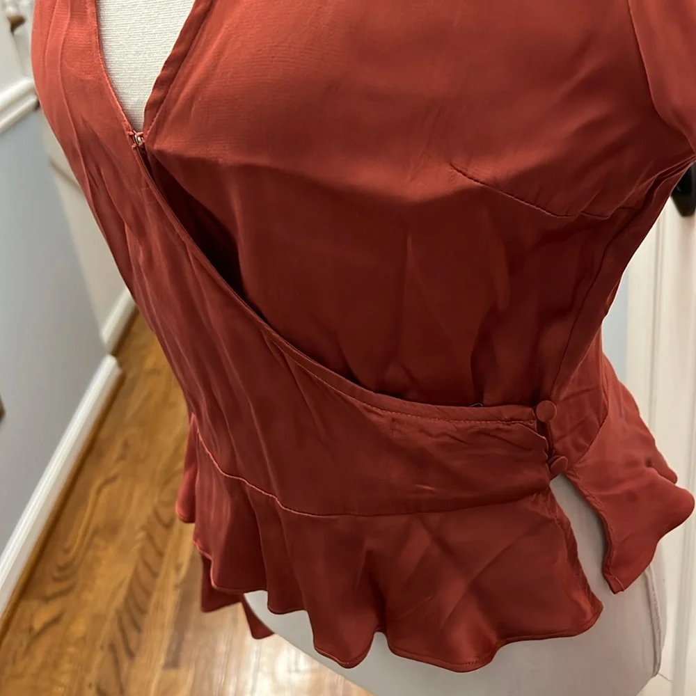 FLARE SLEEVES WITH RUFFLE DETAILS AND BUTTON SIDES AND FRONT CLOSURE - SMALL - Picture 2 of 8